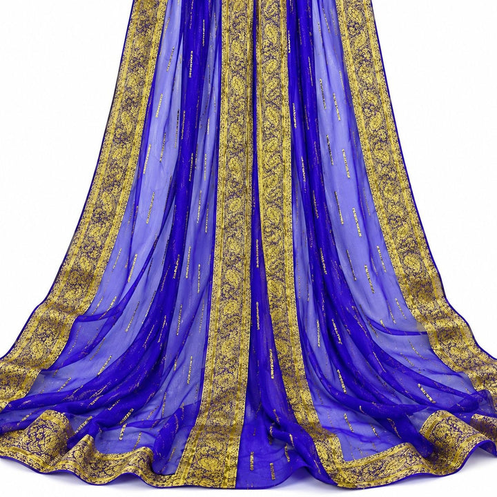 Blåviolet lurex chiffonsilk med gylne striper og fire brede guldborter – hengende i myke folder (bilde 2 av 3)