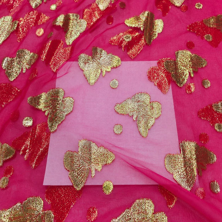 Fuchsia lurex chiffonsilk – nærbilde av sommerfuglmotivene, prikkene og stoffets gjennomsiktighet (bilde 3 av 3)