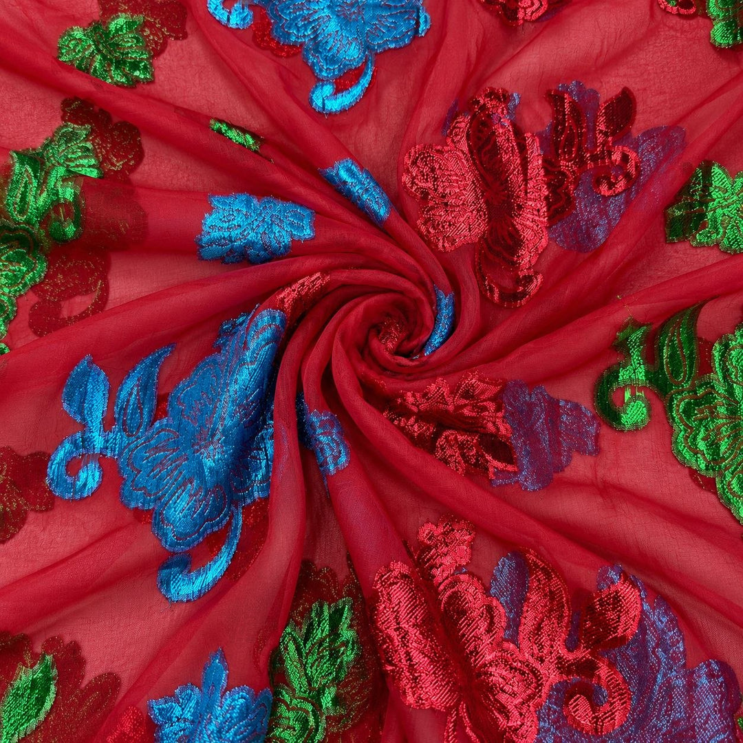 Rød lurex chiffonsilk med fargerike blomstermotiv – stoffet formet som en spiral (bilde 1 av 3)