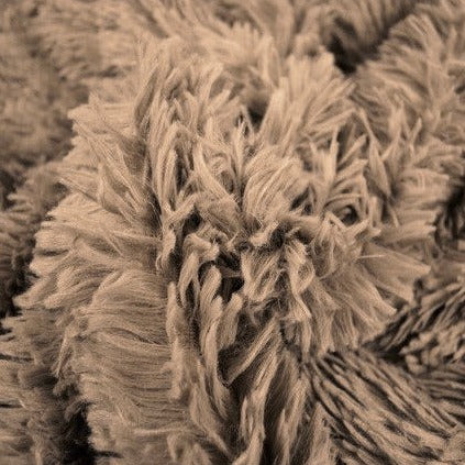TAUPE LANGHÅRET PLYSJSTOFF – 30 MM LUGG OG ENVEIS STREKK