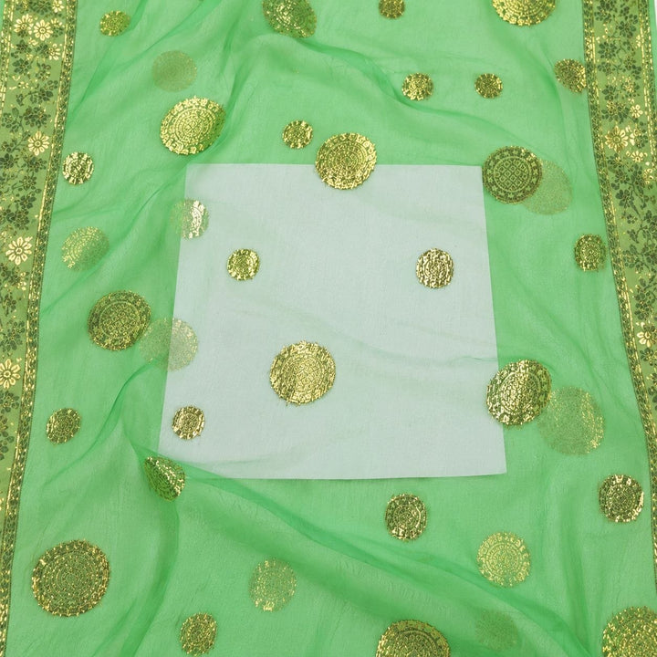 Mintgrønn lurex chiffonsilk – nærbilde av prikkmotivene, guldbortene og stoffets gjennomsiktighet (bilde 3 av 3)