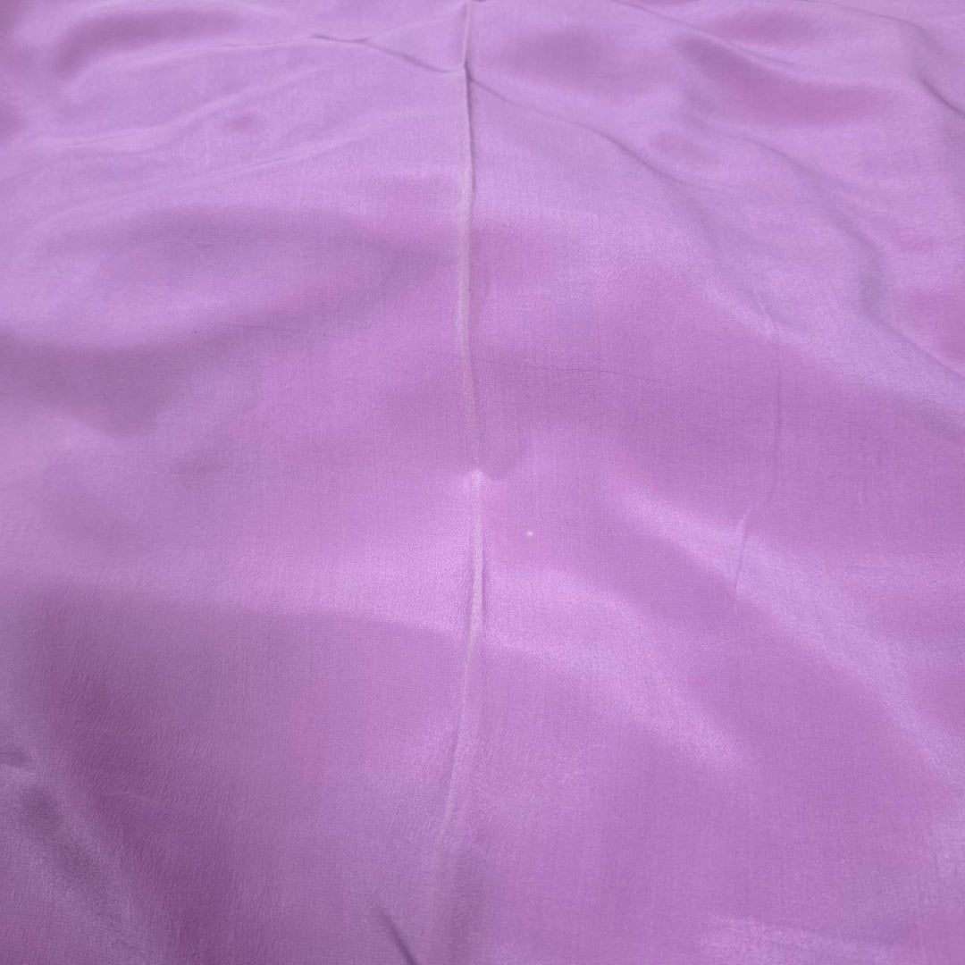 Originalbilde av lavendel silkegeorgette – 2. sortering, som viser ujevnheter og et merke i stoffet (bilde 3 av 3)