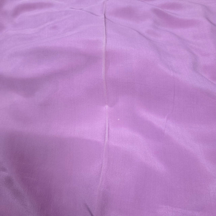 Originalbilde av lavendel silkegeorgette – 2. sortering, som viser ujevnheter og et merke i stoffet (bilde 3 av 3)