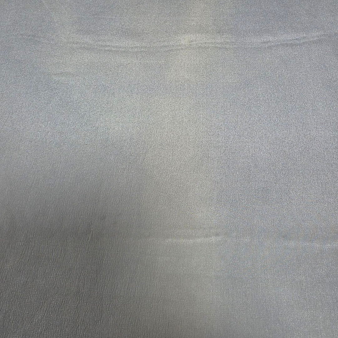 Originalbilde av lys grå silkegeorgette – 2. sortering, som viser de synlige vevefeilene og ujevnhetene i stoffet (bilde 3 av 3)