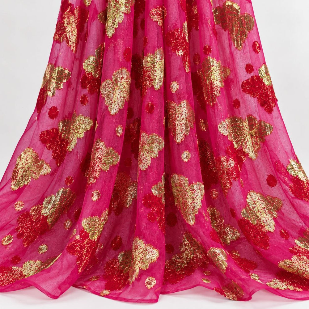 Fuchsia lurex chiffonsilk med gylne og bordeauxrøde sommerfuglmotiver – hengende i myke folder på hvit bakgrunn (bilde 2 av 3)