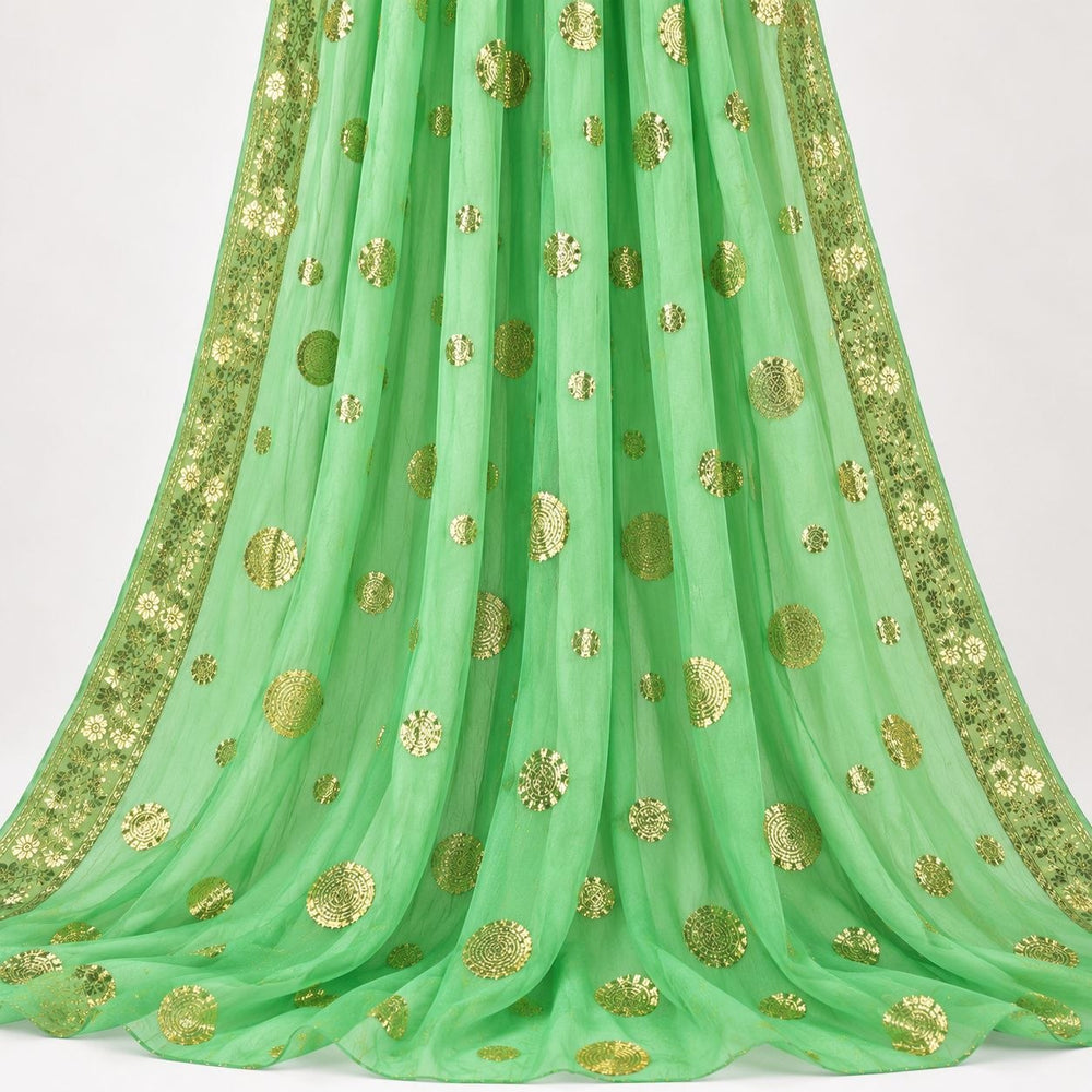 Mintgrønn lurex chiffonsilk med gylne prikkmotiver og guldborter – hengende i myke folder, guldbortene langs begge sidene synlige (bilde 2 av 3)