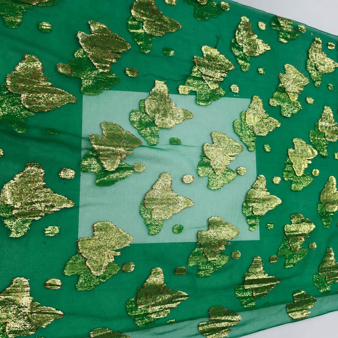 Smaragdgrønn lurex chiffonsilk – nærbilde av sommerfuglmotivene, prikkene og stoffets gjennomsiktighet (bilde 3 av 3)