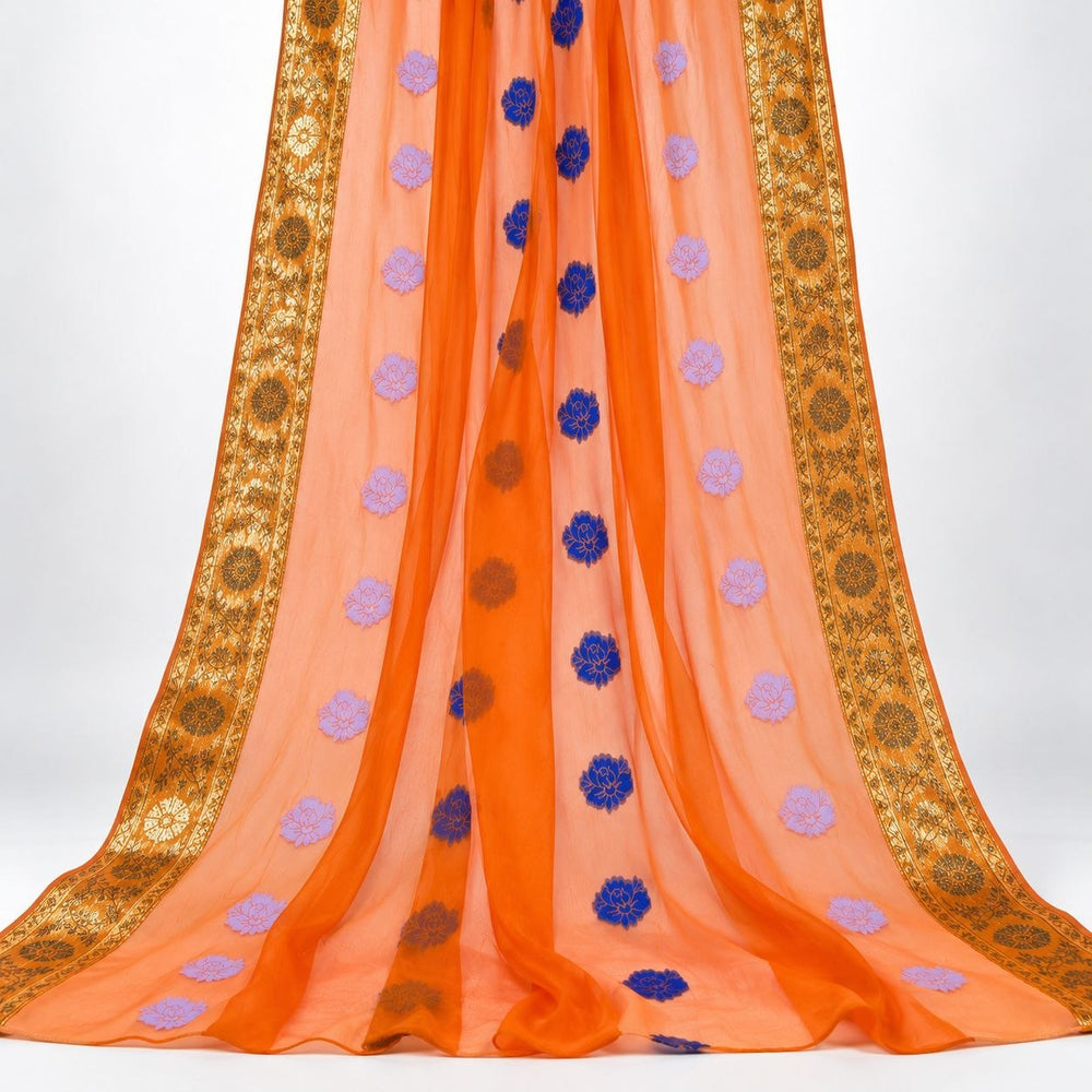 Orange lurex chiffonsilk med blomstermotiver – hengende i myke folder, guldbortene langs begge sidene synlige (bilde 2 av 3)