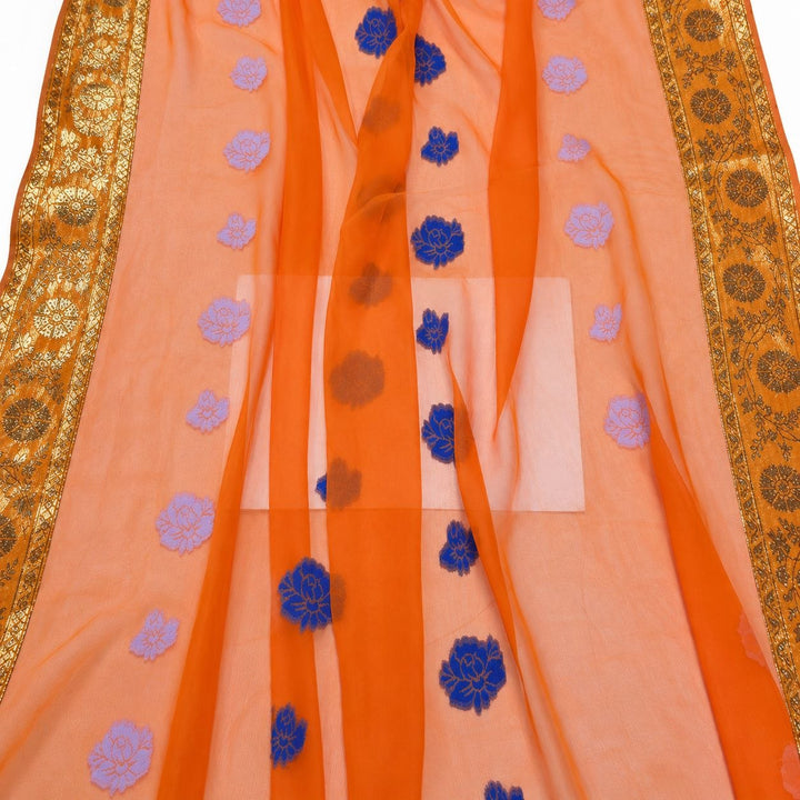 Orange lurex chiffonsilk – nærbilde av blomstermotivene, guldbortene og stoffets gjennomsiktighet (bilde 3 av 3)