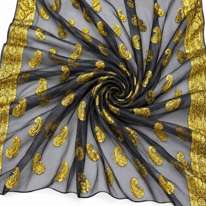 Sort lurexchiffon med gyldent paislemønster og guldborter – stoffet formet som en spiral (bilde 1 av 3)