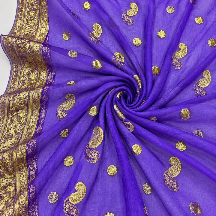 Lilla lurex chiffonsilk med gylne paisleymotiver og guldbort – stoffet formet som en spiral (bilde 1 av 3)