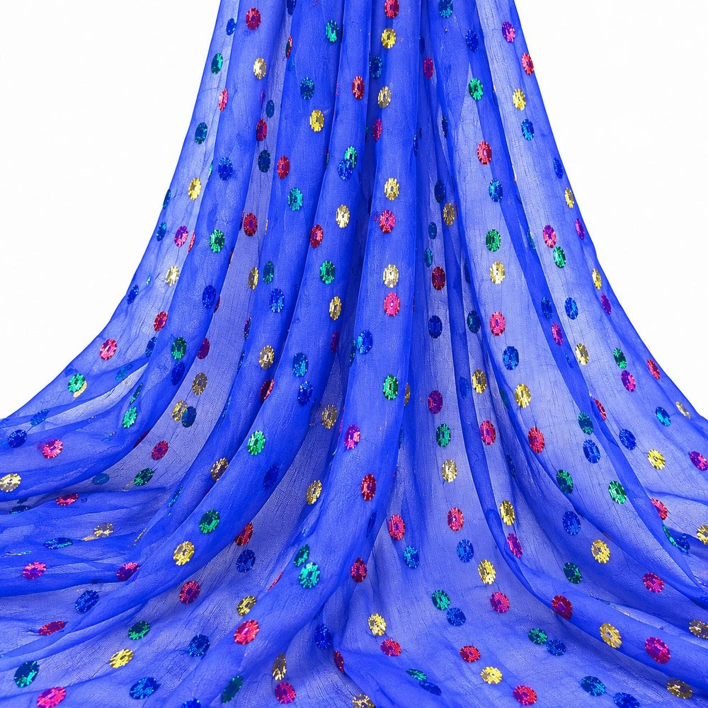 Blå lurex chiffonsilk med fargerike prikker – hengende i myke folder på hvit bakgrunn (bilde 2 av 3)