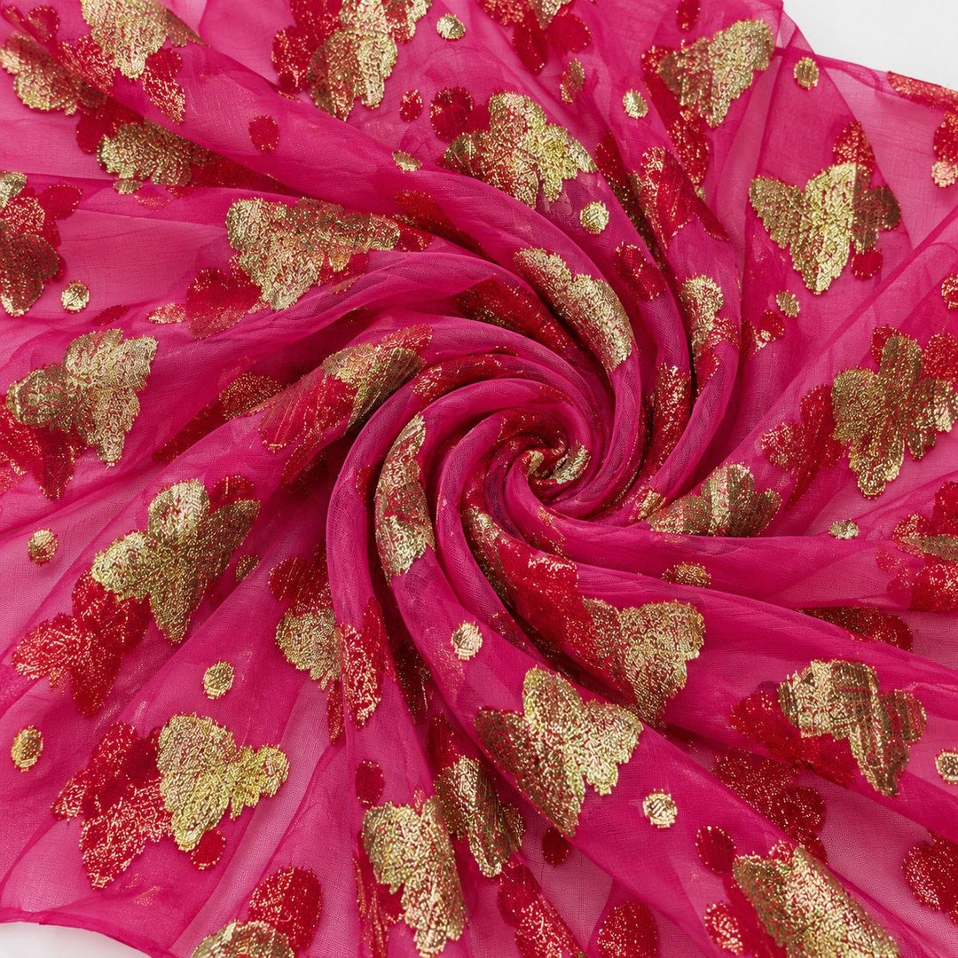 Fuchsia lurex chiffonsilk med gylne og bordeauxrøde sommerfuglmotiver – stoffet formet som en spiral (bilde 1 av 3)