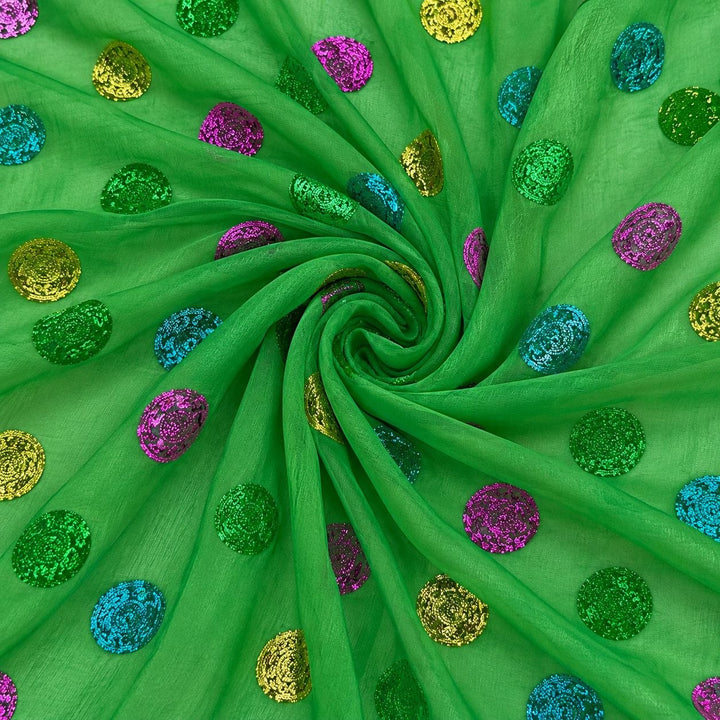 Grønn lurex chiffonsilk med flerfargede glitrende prikker – stoffet formet som en spiral (bilde 1 av 3)