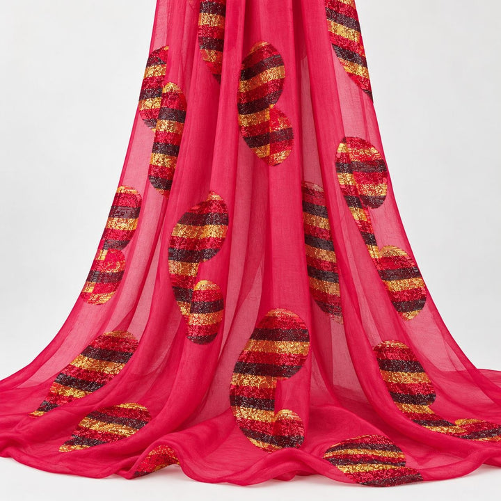 Fuchsia lurex chiffonsilk med flerfargede stripete paisleymotiver – hengende i myke folder på hvit bakgrunn (bilde 2 av 3)
