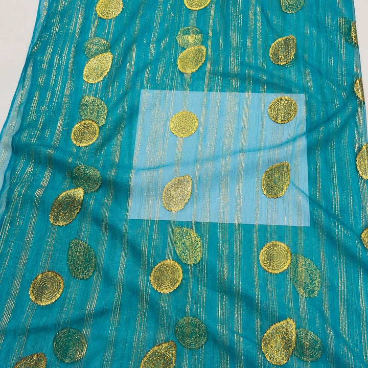 Turkis lurex chiffonsilk – nærbilde av guldstripene, motivene og stoffets gjennomsiktighet (bilde 3 av 3)