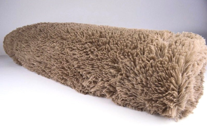 TAUPE LANGHÅRET PLYSJSTOFF – 30 MM LUGG OG ENVEIS STREKK
