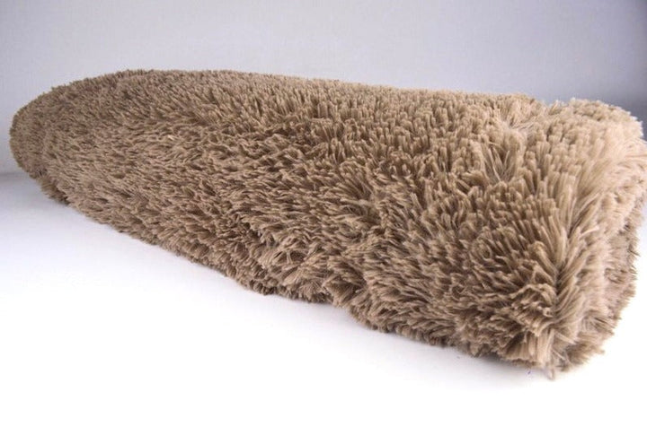 TAUPE LANGHÅRET PLYSJSTOFF – 30 MM LUGG OG ENVEIS STREKK