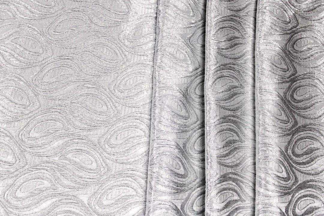 SØLV SATENG JACQUARD STOFF MED DRÅPEMOTIV