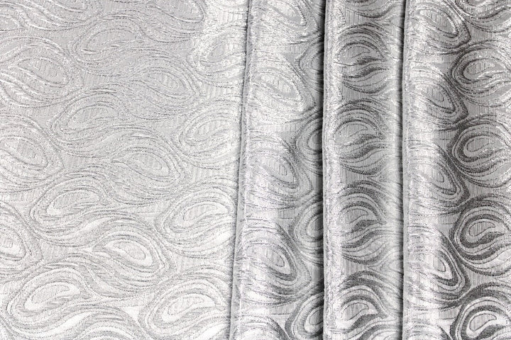 SØLV SATENG JACQUARD STOFF MED DRÅPEMOTIV