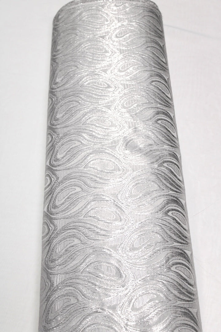 SØLV SATENG JACQUARD STOFF MED DRÅPEMOTIV