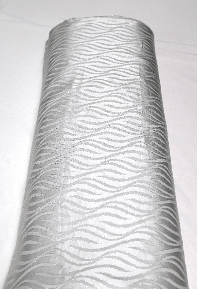 SØLV SATENG JACQUARD STOFF MED BØLGEMOTIV