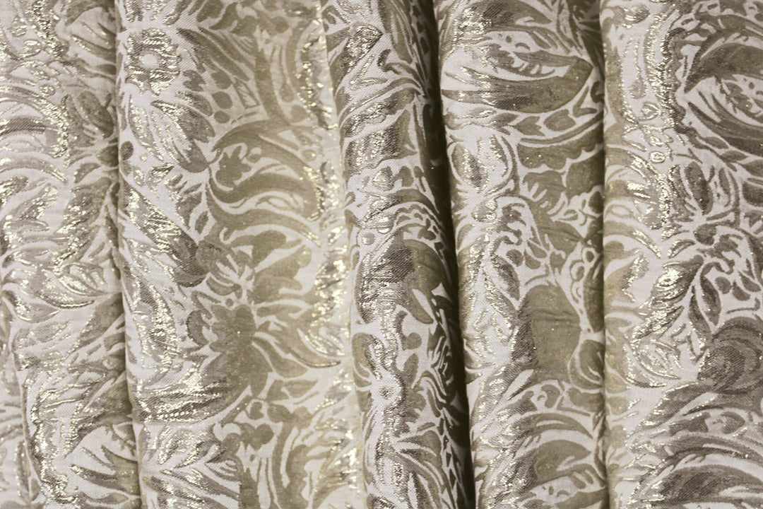CHAMPAGNEFARGET SATENG JACQUARD STOFF MED BOTANISKE MOTIVER