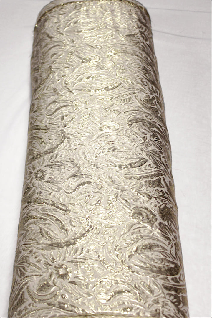 CHAMPAGNEFARGET SATENG JACQUARD STOFF MED BOTANISKE MOTIVER