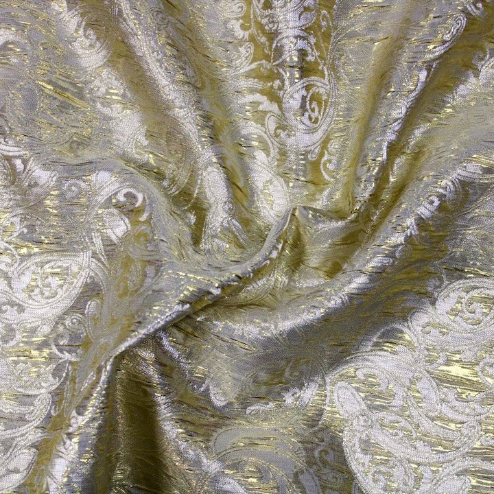 CHAMPAGNEFARGET SATENG JACQUARD STOFF MED BLOMSTERRANKER