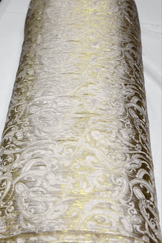 CHAMPAGNEFARGET SATENG JACQUARD STOFF MED BLOMSTERRANKER