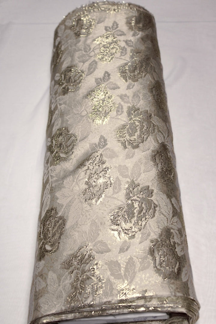 CHAMPAGNEFARGET SATENG JACQUARD STOFF MED BLOMSTER