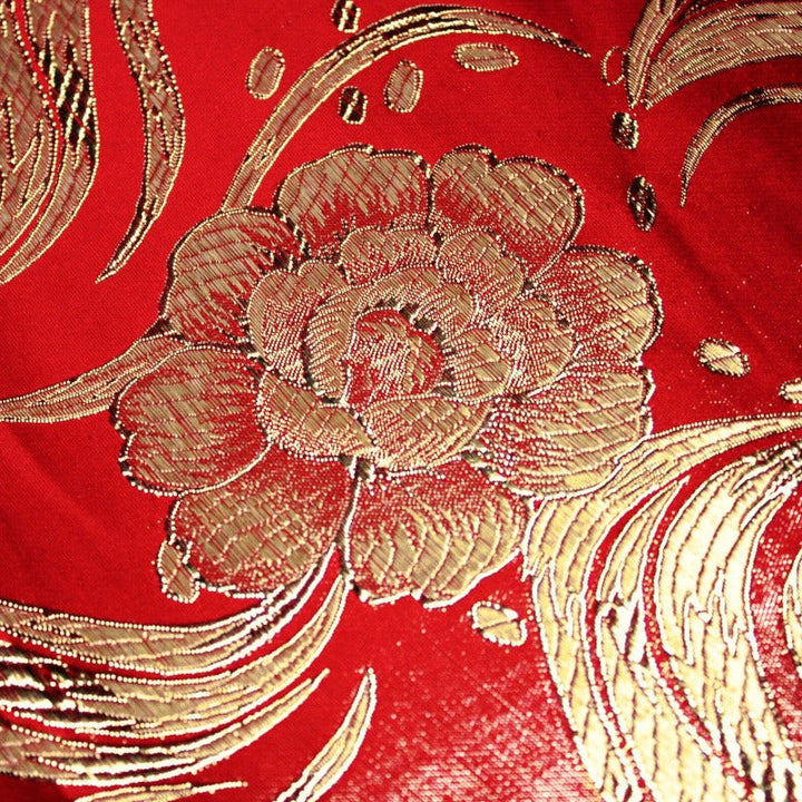 RØD SATENG JACQUARD STOFF MED BLOMSTER