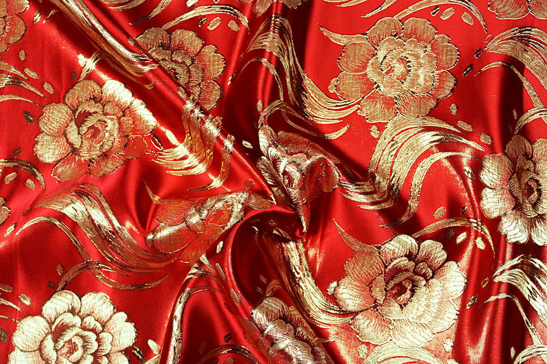 RØD SATENG JACQUARD STOFF MED BLOMSTER