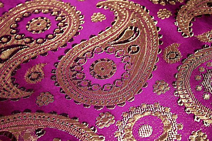 LILLA SATENG JACQUARD STOFF MED PAISLEYMØNSTER