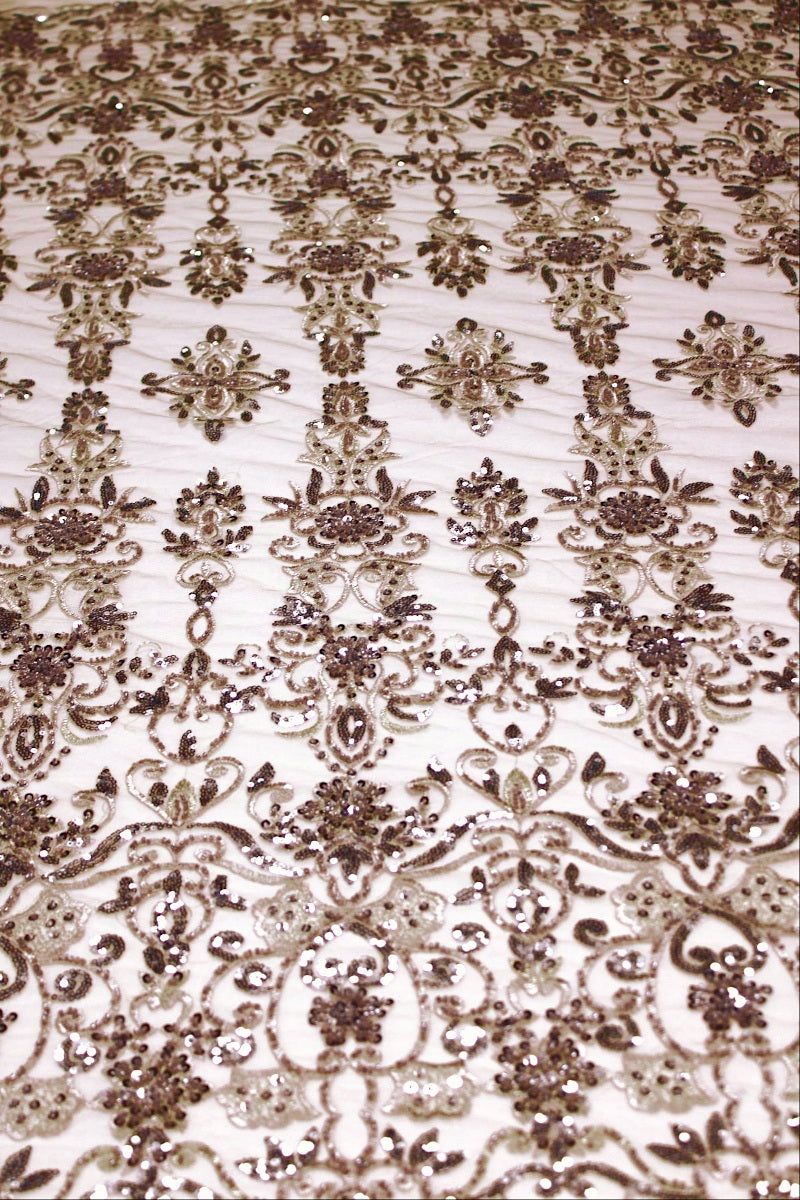 BEIGE TYLLSTOFF MED PALJETTER OG PERLER