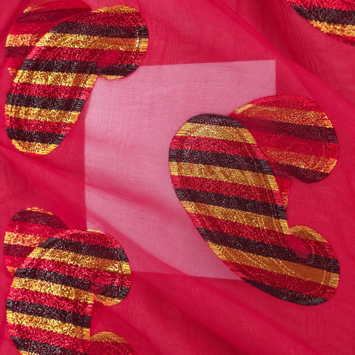 Fuchsia lurex chiffonsilk – nærbilde av de stripete paisleymotivene og stoffets gjennomsiktighet (bilde 3 av 3)