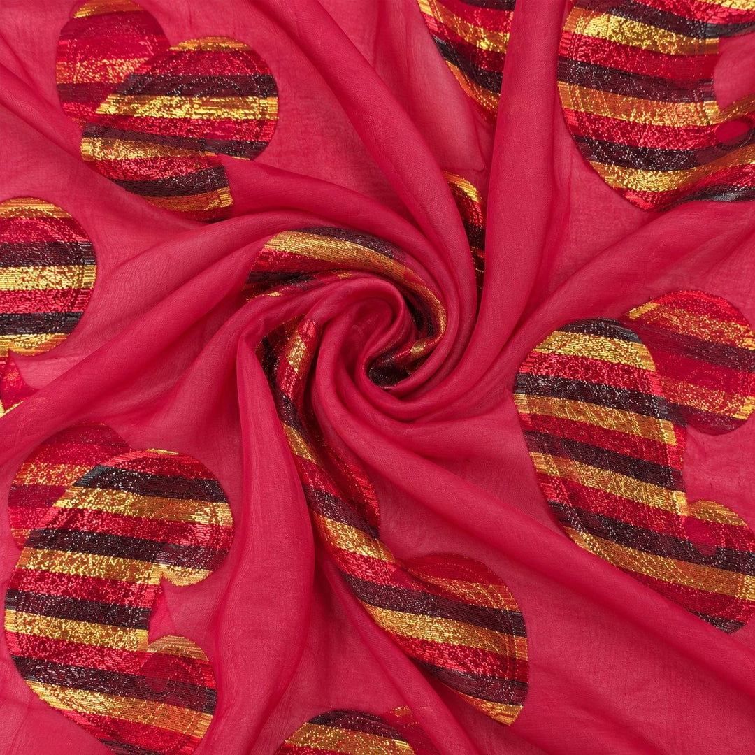 Fuchsia lurex chiffonsilk med flerfargede stripete paisleymotiver – stoffet formet som en spiral (bilde 1 av 3)