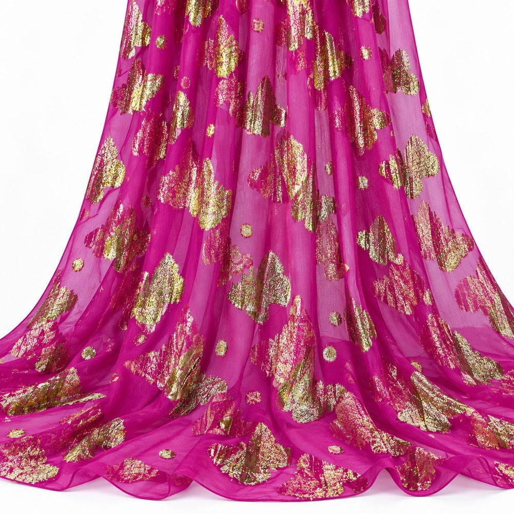 Pink lurexchiffon med gylne sommerfuglmotiver – hengende i myke folder på hvit bakgrunn (bilde 2 av 3)