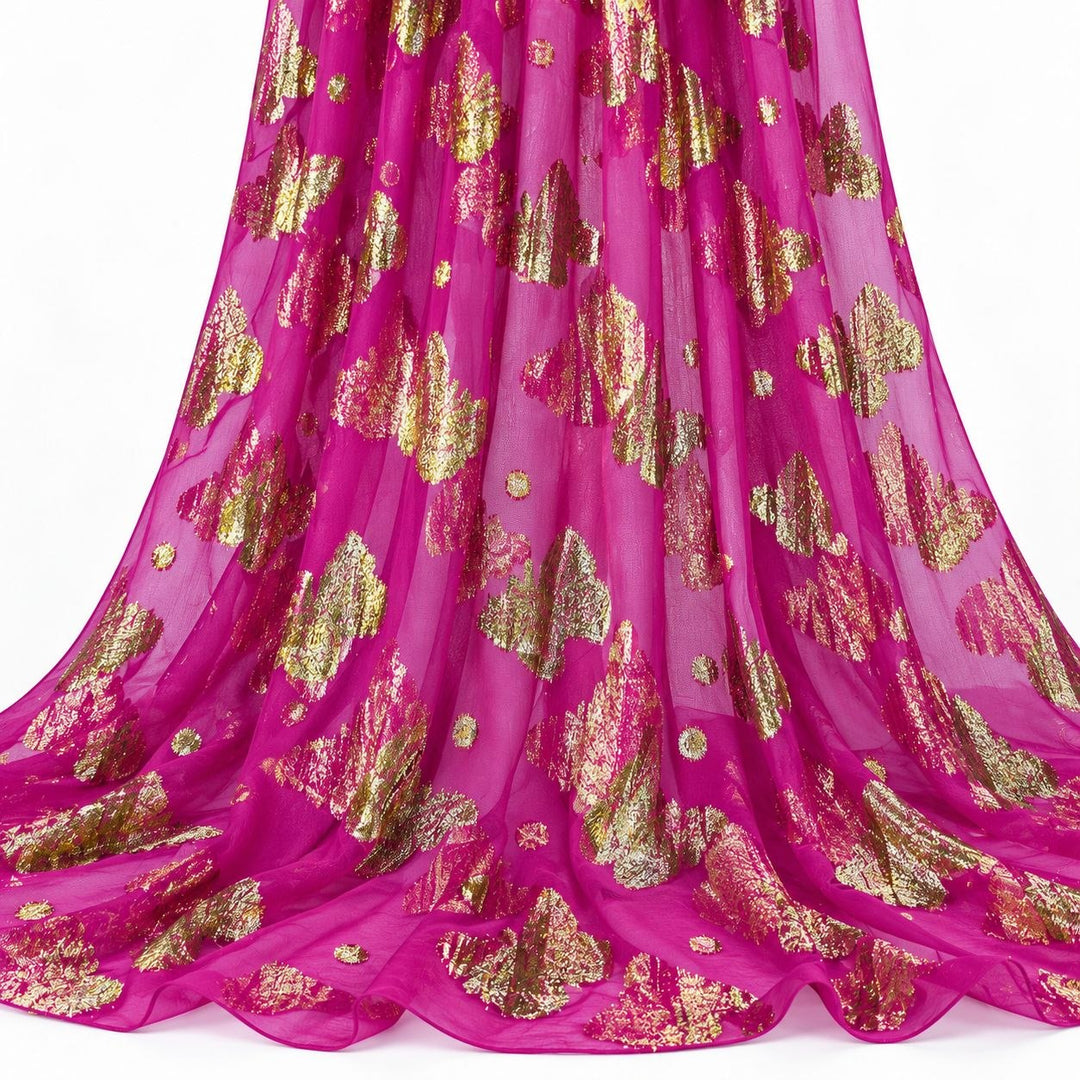 Pink lurexchiffon med gylne sommerfuglmotiver – hengende i myke folder på hvit bakgrunn (bilde 2 av 3)