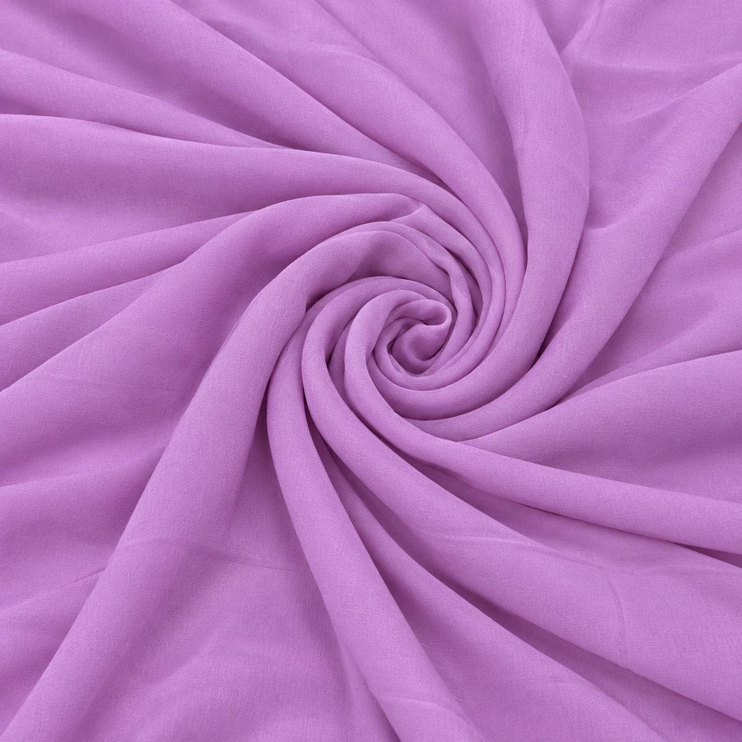 Lavendel silkegeorgette – 2. sortering – stoffet formet som en spiral, der den creppede overflaten og de ujevne trådene synes (bilde 1 av 3)