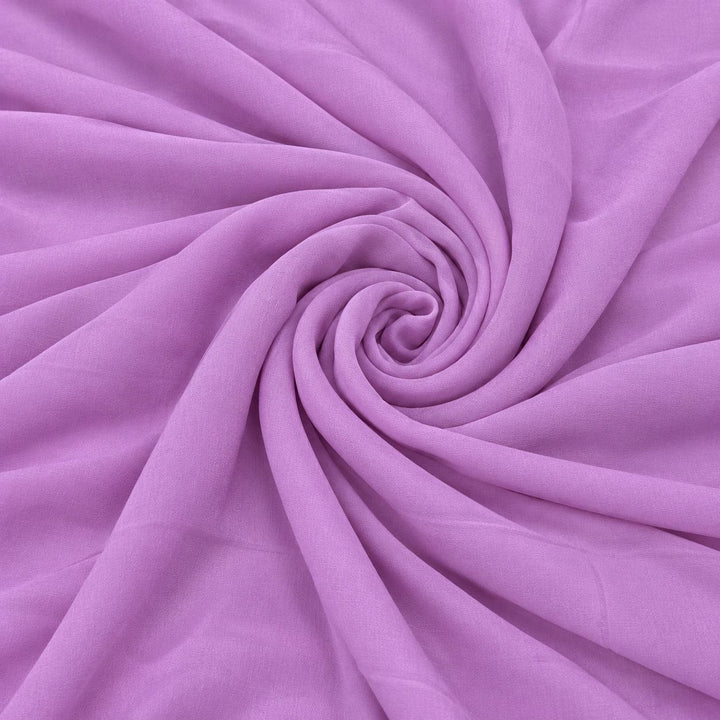 Lavendel silkegeorgette – 2. sortering – stoffet formet som en spiral, der den creppede overflaten og de ujevne trådene synes (bilde 1 av 3)