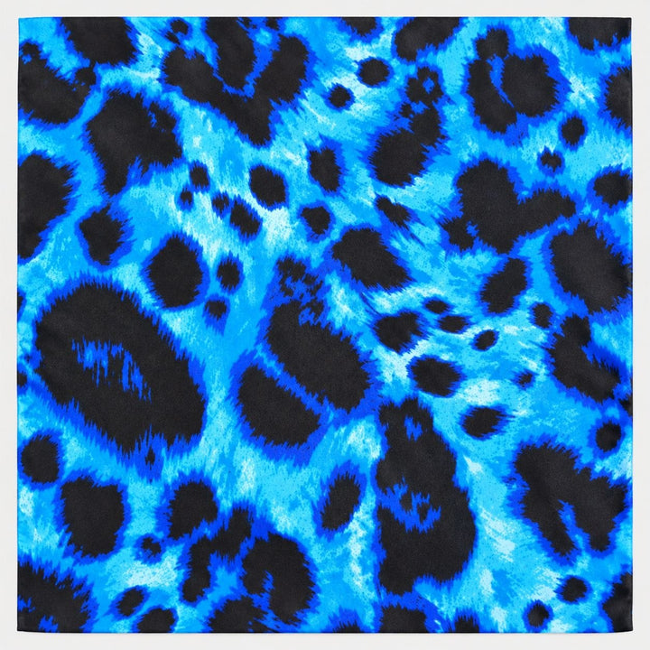 BLÅ SILKESTOFF MED LEOPARDMØNSTER (bilde 1 av 3)
