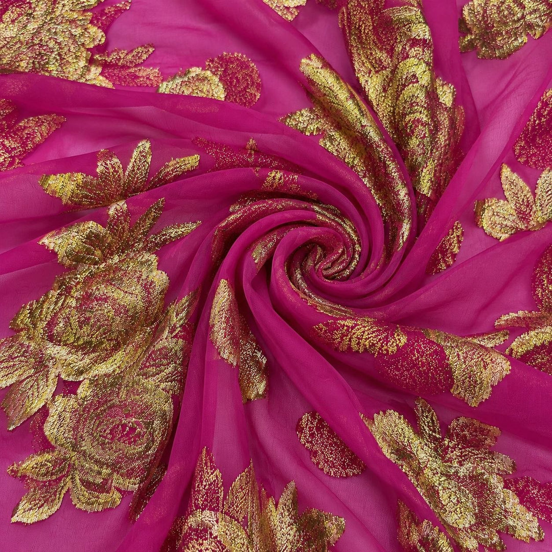 Magenta lurex chiffonsilk med store gylne blomstermotiv – stoffet formet som en spiral (bilde 1 av 3)