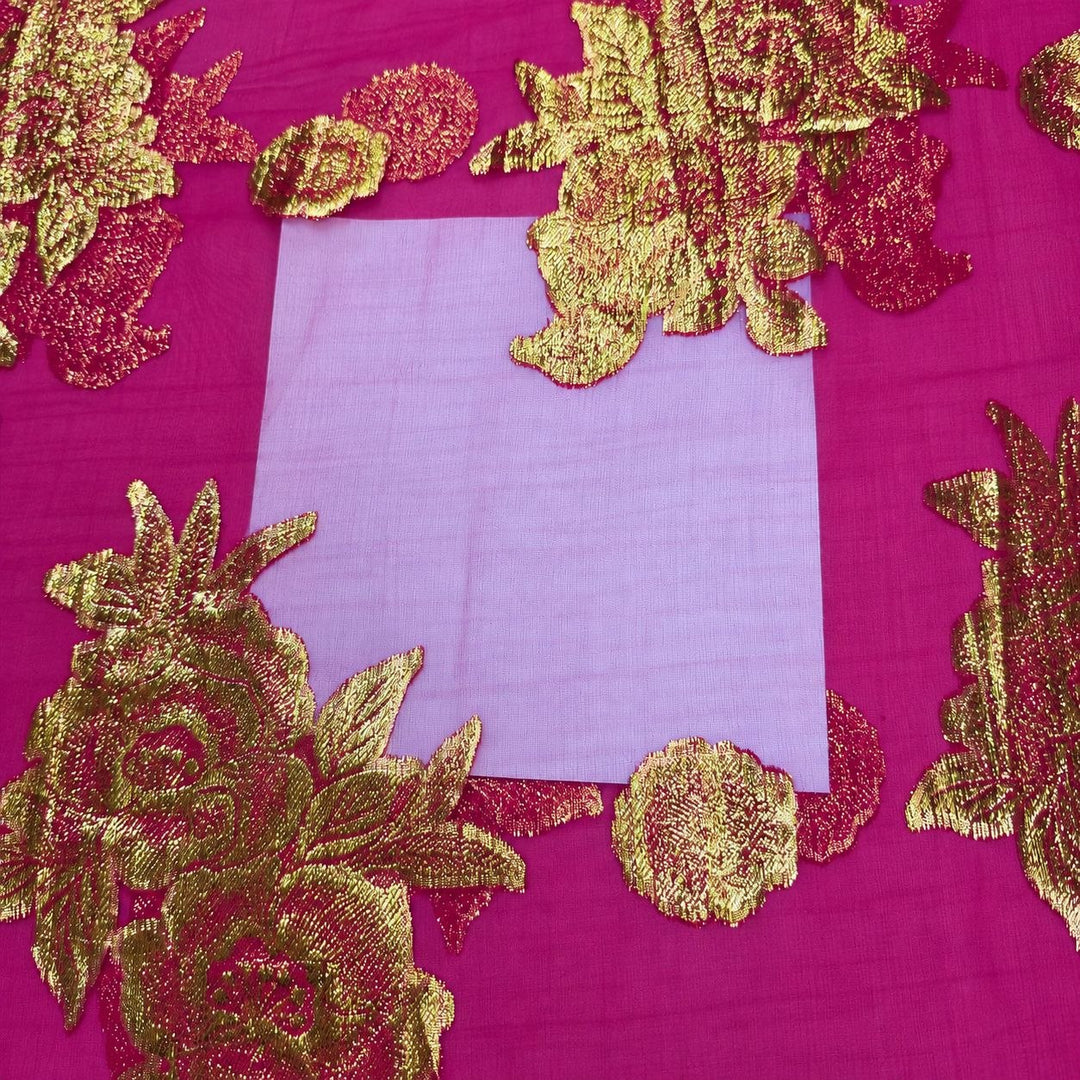 Magenta lurex chiffonsilk – nærbilde av blomstermotivene og stoffets gjennomsiktighet (bilde 3 av 3)