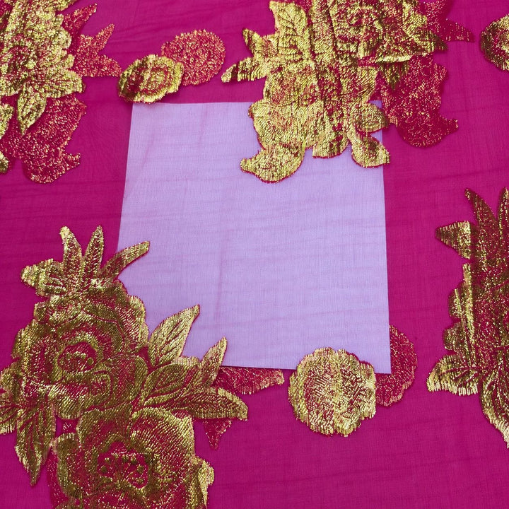 Magenta lurex chiffonsilk – nærbilde av blomstermotivene og stoffets gjennomsiktighet (bilde 3 av 3)