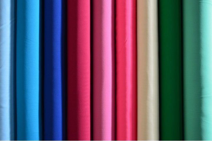 HVIT CHIFFON – LETT, GJENNOMSIKTIG & MED FLOTT FALL