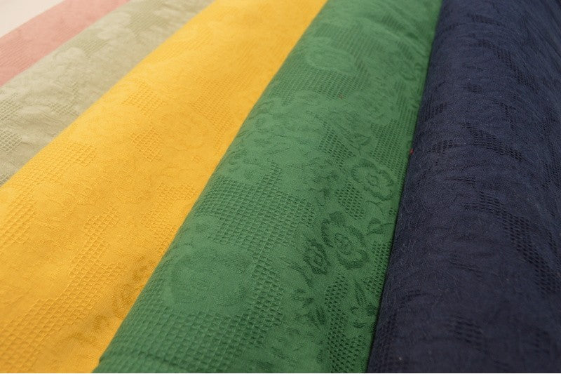 GUL BOMULLS JACQUARDSTOFF – VAFFELSTRUKTUR MED BLOMSTER