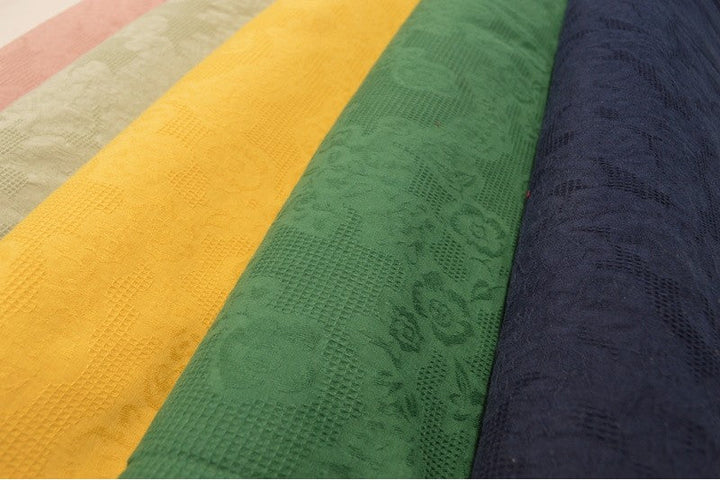 GUL BOMULLS JACQUARDSTOFF – VAFFELSTRUKTUR MED BLOMSTER