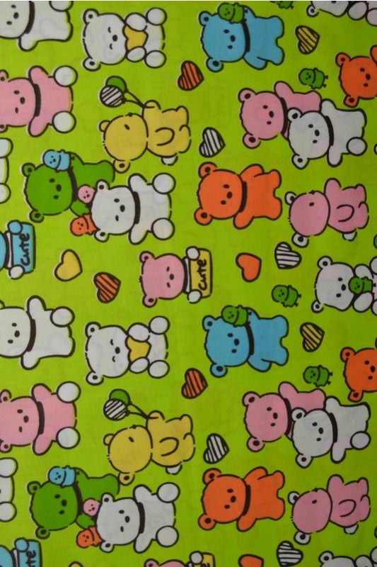 GRØN BOMULDSPOPLIN MED KAWAII BAMSEPRINT – BØRNE