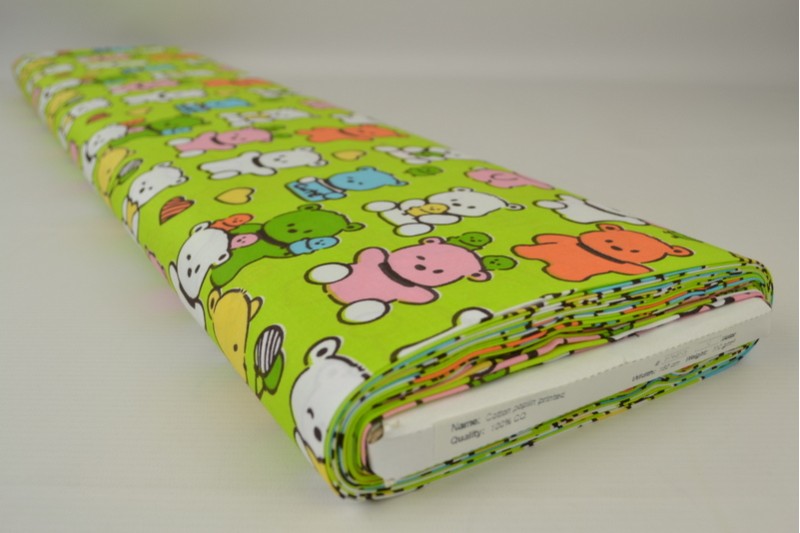 GRØN BOMULDSPOPLIN MED KAWAII BAMSEPRINT – BØRNE